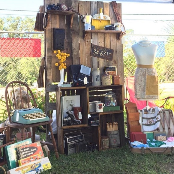 OohVintageGrace (Closet clean out & Secondhand picks for you) 🖤 - Picture 6 of 16